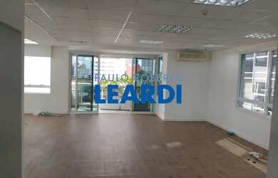 Imagem: O depósito possui 3 Vagas na garagem, 108m² de Área e está