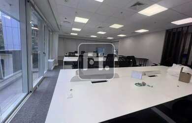 Imagem: O depósito possui 4 Vagas na garagem, 356m² de Área e está