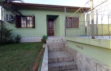 Imagem: A casa possui 3 Dormitórios, 2 Banheiros, 2 Vagas na garagem