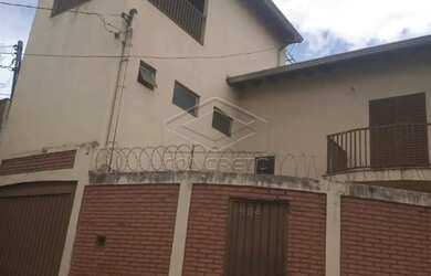 Imagem: A casa possui 3 Dormitórios, 3 Banheiros, 2 Vagas na garagem