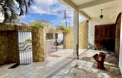 Imagem: A casa possui 4 Dormitórios, 5 Banheiros, 2 Vagas na garagem
