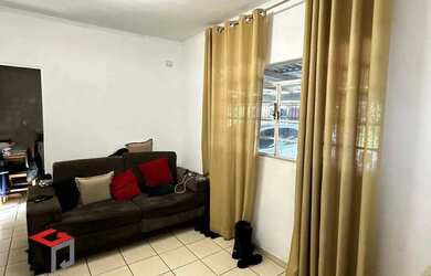 Imagem: A casa possui 3 Dormitórios, 3 Banheiros, 4 Vagas na garagem