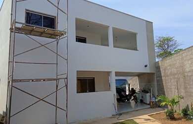 Imagem: A casa possui 4 Dormitórios, 4 Banheiros, 4 Vagas na garagem