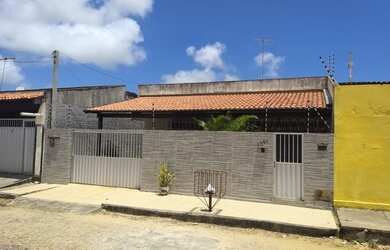 Imagem: A casa possui 3 Dormitórios, 3 Banheiros, 2 Vagas na garagem