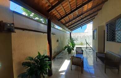 Imagem: A casa possui 3 Dormitórios, 1 Banheiro, 4 Vagas na garagem