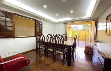 Imagem: A casa possui 3 Dormitórios, 3 Banheiros, 2 Vagas na garagem