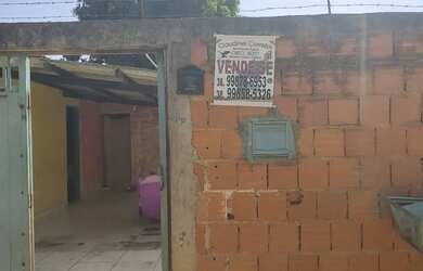 Imagem: A casa possui 4 Dormitórios, 2 Banheiros, 2 Vagas na garagem