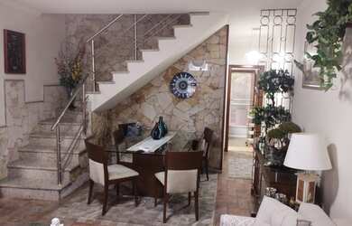 Imagem: A casa possui 3 Dormitórios, 2 Banheiros, 2 Vagas na garagem