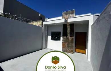 Imagem: A casa possui 3 Dormitórios, 2 Banheiros, 2 Vagas na garagem