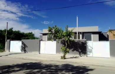 Imagem: A casa possui 2 Dormitórios, 1 Banheiro, 2 Vagas na garagem