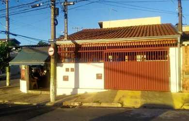 Imagem: A casa possui 3 Dormitórios, 2 Banheiros, 2 Vagas na garagem