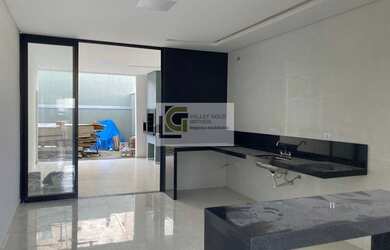 Imagem: A casa possui 3 Dormitórios, 3 Banheiros, 2 Vagas na garagem