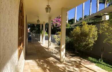 Imagem: A casa possui 4 Dormitórios, 5 Banheiros, 3 Vagas na garagem