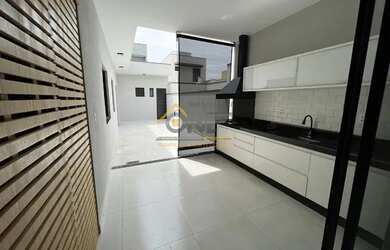 Imagem: A casa possui 3 Dormitórios, 2 Banheiros, 2 Vagas na garagem