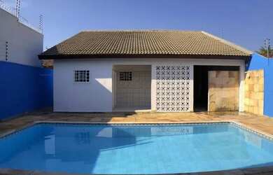 Imagem: A casa possui 3 Dormitórios, 2 Banheiros, 2 Vagas na garagem