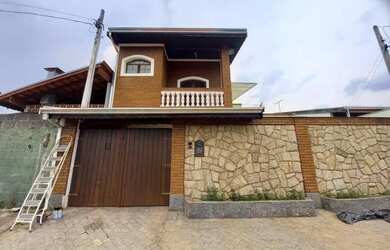 Imagem: A casa possui 3 Dormitórios, 3 Banheiros, 3 Vagas na garagem