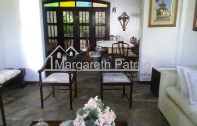 Imagem: A casa possui 4 Dormitórios, 5 Banheiros, 4 Vagas na garagem