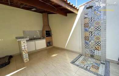 Imagem: A casa possui 3 Dormitórios, 3 Banheiros, 2 Vagas na garagem