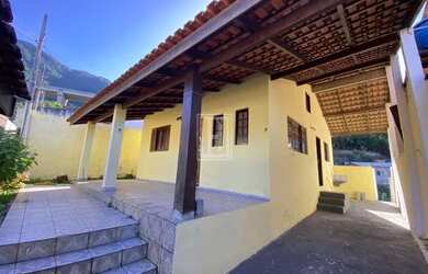 Imagem: A casa possui 2 Dormitórios, 1 Banheiro, 2 Vagas na garagem