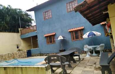 Imagem: A casa possui 4 Dormitórios, 4 Banheiros, 3 Vagas na garagem