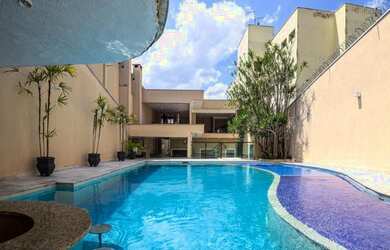 Imagem: A casa possui 4 Dormitórios, 4 Banheiros, 4 Vagas na garagem