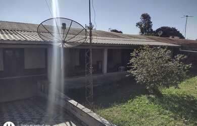 Imagem: A casa possui 3 Dormitórios, 2 Banheiros, 3 Vagas na garagem