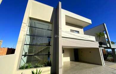 Imagem: A casa possui 3 Dormitórios, 3 Banheiros, 2 Vagas na garagem