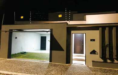 Imagem: A casa possui 3 Dormitórios, 3 Banheiros, 2 Vagas na garagem