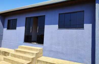 Imagem: A casa possui 3 Dormitórios, 2 Banheiros, 1 Vaga na garagem