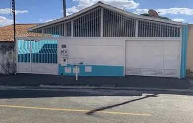 Imagem: A casa possui 3 Dormitórios, 3 Banheiros, 2 Vagas na garagem