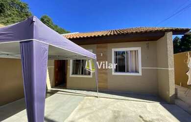 Imagem: A casa possui 2 Dormitórios, 1 Banheiro, 2 Vagas na garagem