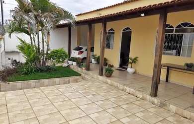 Imagem: A casa possui 3 Dormitórios, 1 Banheiro, 1 Vaga na garagem