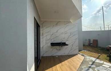 Imagem: A casa possui 3 Dormitórios, 2 Banheiros, 2 Vagas na garagem