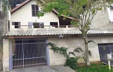 Imagem: A casa possui 4 Dormitórios, 3 Banheiros, 4 Vagas na garagem