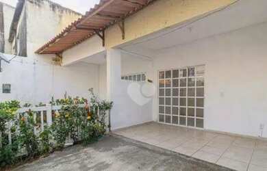 Imagem: A casa possui 4 Dormitórios, 2 Banheiros, 2 Vagas na garagem