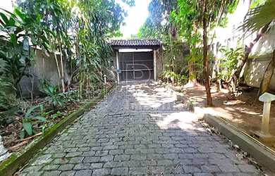 Imagem: A casa possui 4 Dormitórios, 4 Banheiros, 5 Vagas na garagem