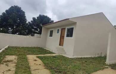 Imagem: A casa possui 3 Dormitórios, 1 Banheiro, 2 Vagas na garagem