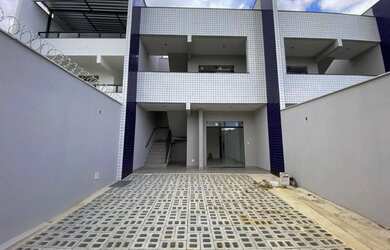 Imagem: A casa possui 3 Dormitórios, 2 Banheiros, 2 Vagas na garagem