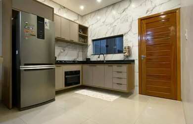 Imagem: A casa possui 3 Dormitórios, 2 Banheiros, 1 Vaga na garagem