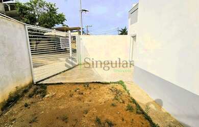 Imagem: A casa possui 2 Dormitórios, 1 Banheiro, 2 Vagas na garagem