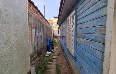 Imagem 13: Casa no Bairro Hípica, com terreno de 10 metros de frente por 33 metros...