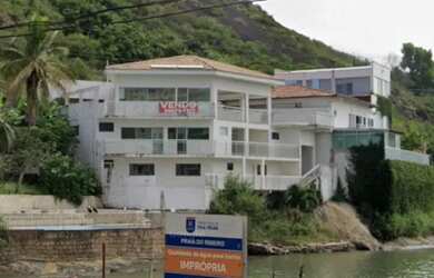 Imagem: A casa possui 3 Dormitórios, 5 Banheiros, 2 Vagas na garagem