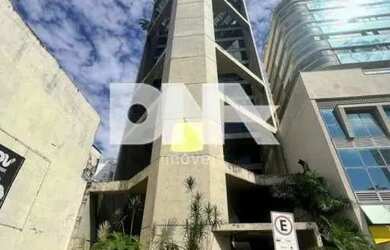 Imagem: O depósito possui 5 Vagas na garagem e 9600m² de Área e está