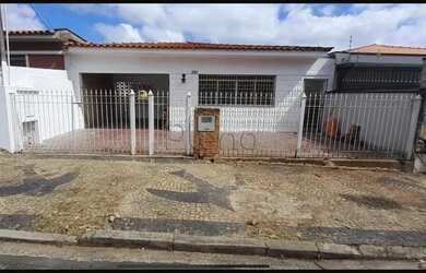 Imagem: A casa possui 3 Dormitórios, 2 Banheiros, 3 Vagas na garagem