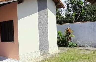 Imagem: A casa à venda possui 2 Dormitórios, 1 Banheiro, 2 Vagas na