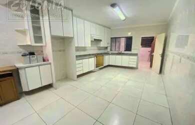 Imagem: A casa possui 3 Dormitórios, 3 Banheiros, 2 Vagas na garagem