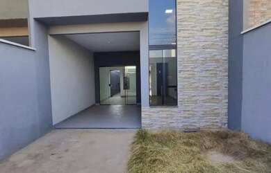 Imagem: A casa possui 3 Dormitórios, 2 Banheiros, 2 Vagas na garagem