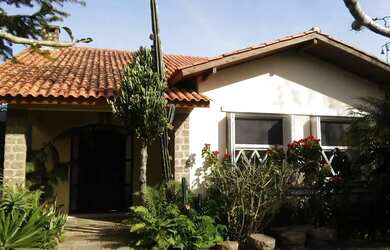 Imagem: A casa possui 3 Dormitórios, 4 Banheiros, 5 Vagas na garagem