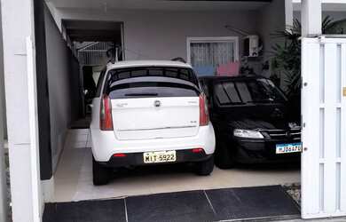 Imagem: A casa possui 3 Dormitórios, 3 Banheiros, 2 Vagas na garagem