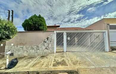 Imagem: A casa possui 3 Dormitórios, 3 Banheiros, 3 Vagas na garagem